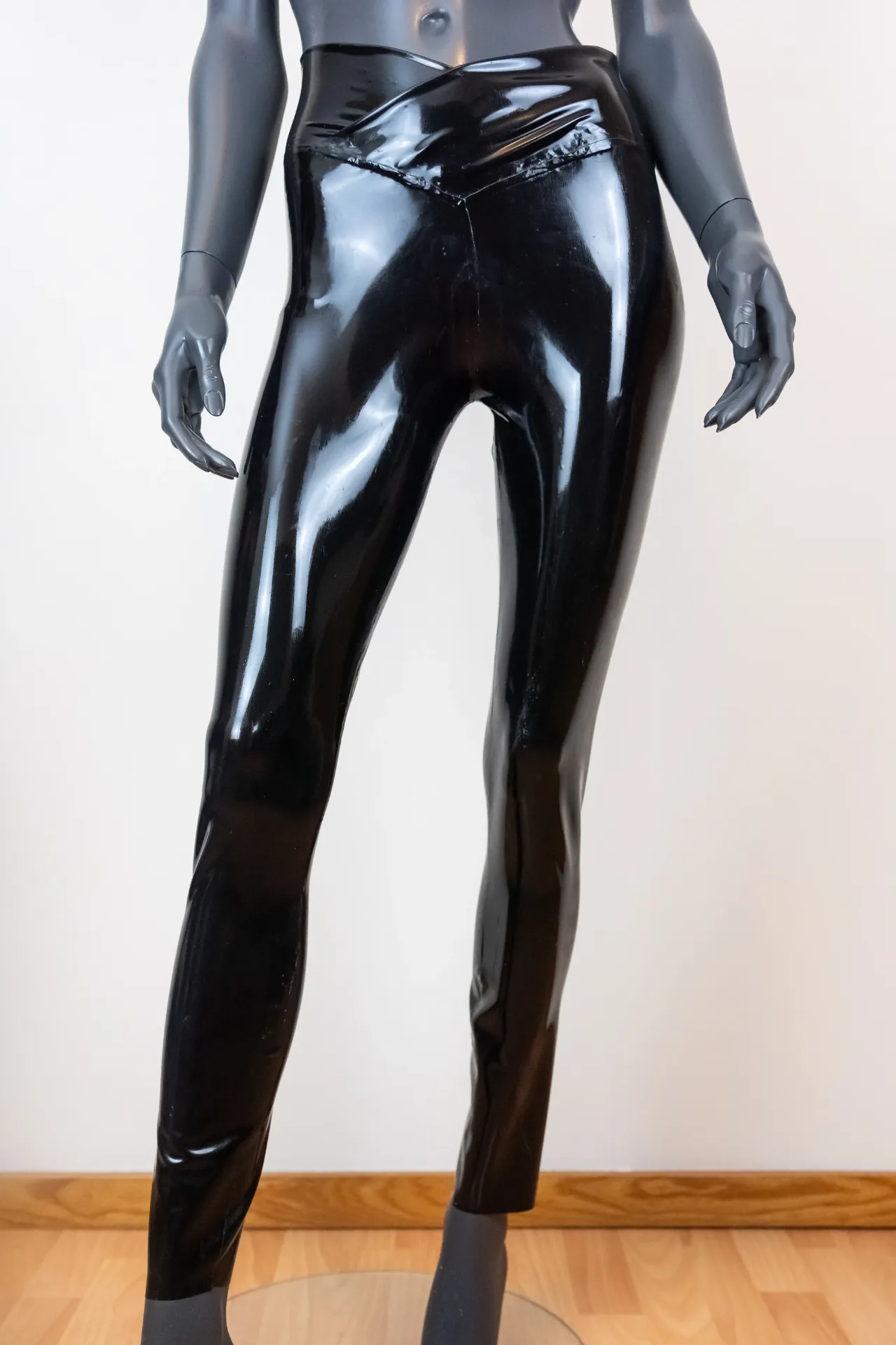 Latexhose mit V-Abschluss