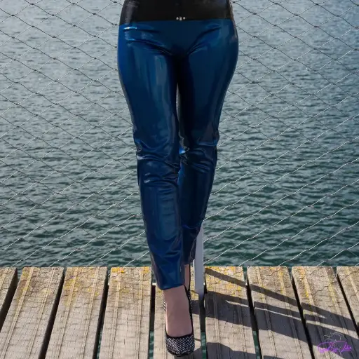 Latex leggings with a contoured fit